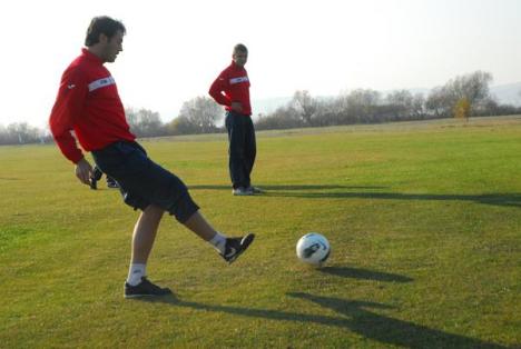 Jucătorii şi staff-ul FC Bihor au lansat, joi, o nouă disciplină sportivă în România: foot-golf 